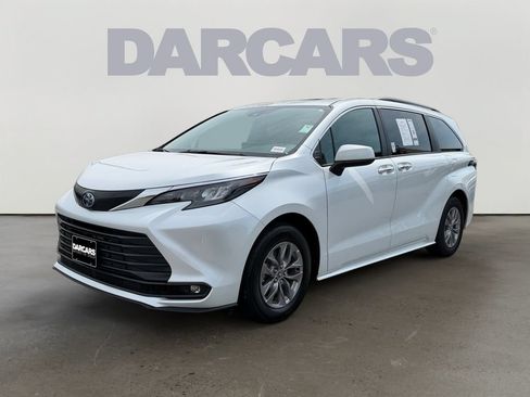 Used 2025 Toyota Sienna XLE AWD/4WD image 3