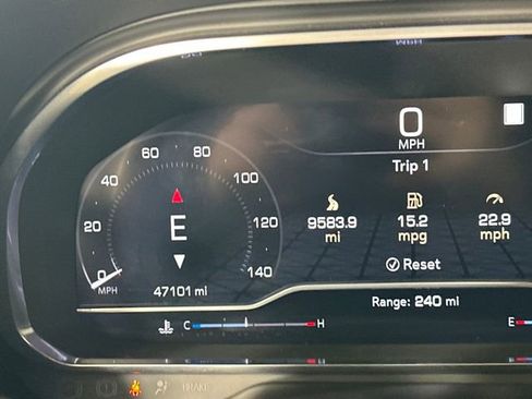 Used 2023 GMC Yukon XL SLT w/ SLT Premium Package image 18