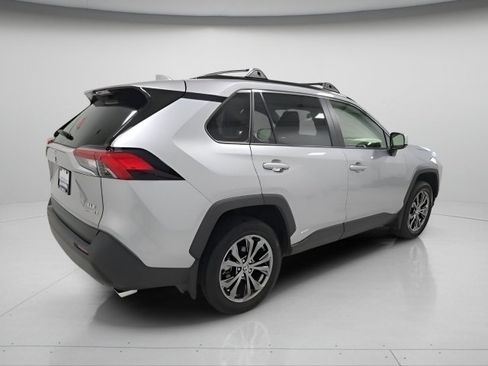 Used 2022 Toyota RAV4 XLE Premium AWD/4WD image 6