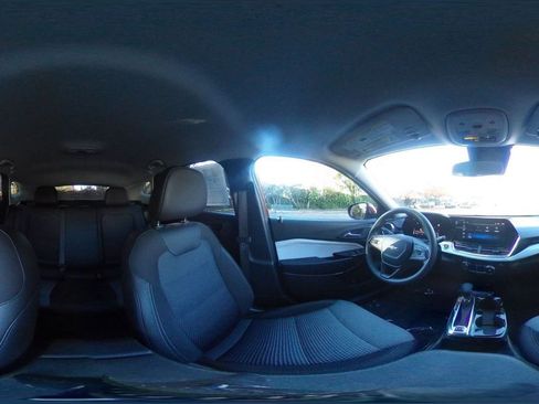 Used 2025 Chevrolet Trax LT image 40