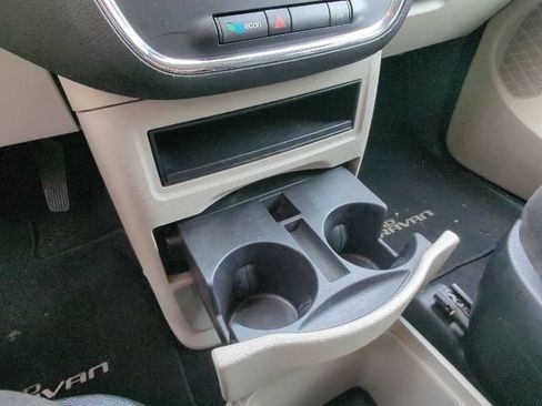 Used 2013 Dodge Grand Caravan SE FWD image 17