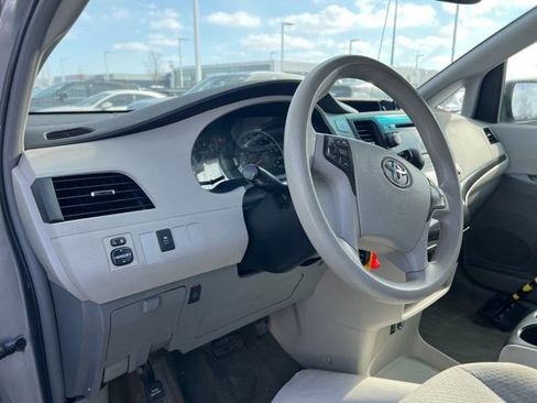 Used 2011 Toyota Sienna LE w/ Towing Pkg image 9