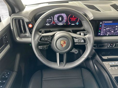 Certified 2025 Porsche Cayenne AWD/4WD image 18