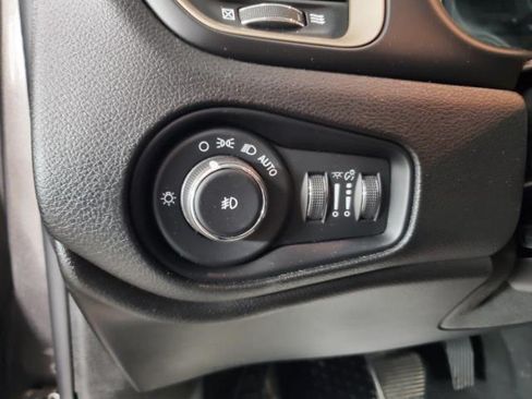 Used 2017 Jeep Renegade Latitude w/ Cold Weather Group AWD/4WD image 14