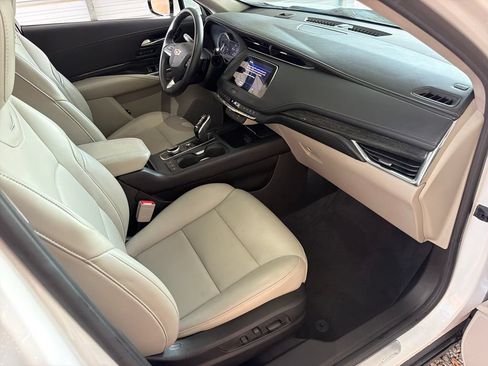 Used 2023 Cadillac XT4 Premium Luxury FWD image 27
