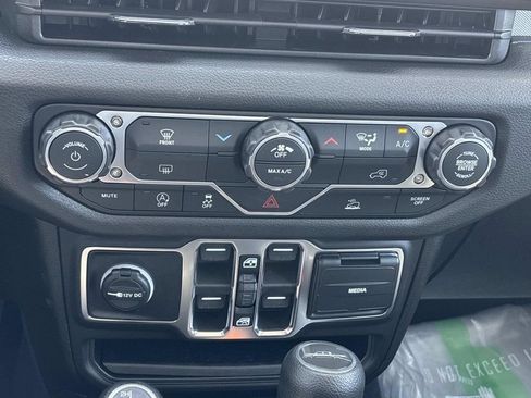 New 2026 Jeep Gladiator Sport AWD/4WD image 18