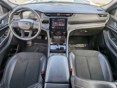 Used 2025 Jeep Grand Cherokee Altitude AWD/4WD image 13