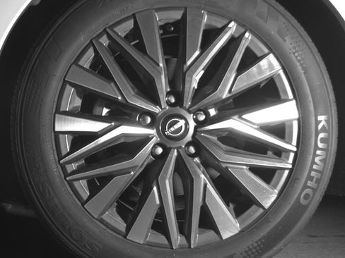 Used 2025 Nissan Altima 2.5 SV FWD image 12