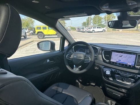 New 2026 Chrysler Pacifica Select image 51
