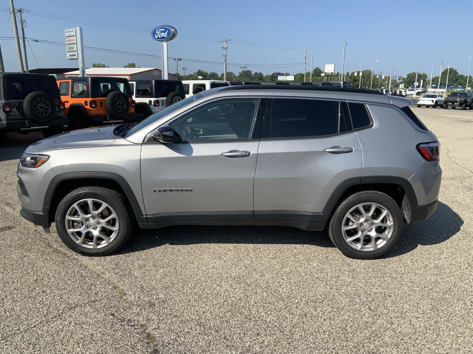 Used 2023 Jeep Compass Latitude AWD/4WD image 8