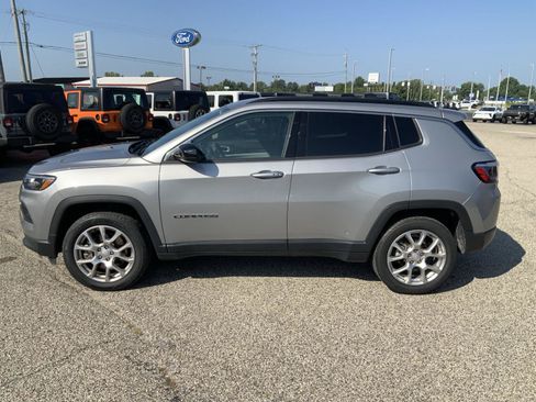 Used 2023 Jeep Compass Latitude AWD/4WD image 8