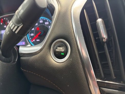 Used 2021 Chevrolet Traverse LT image 27