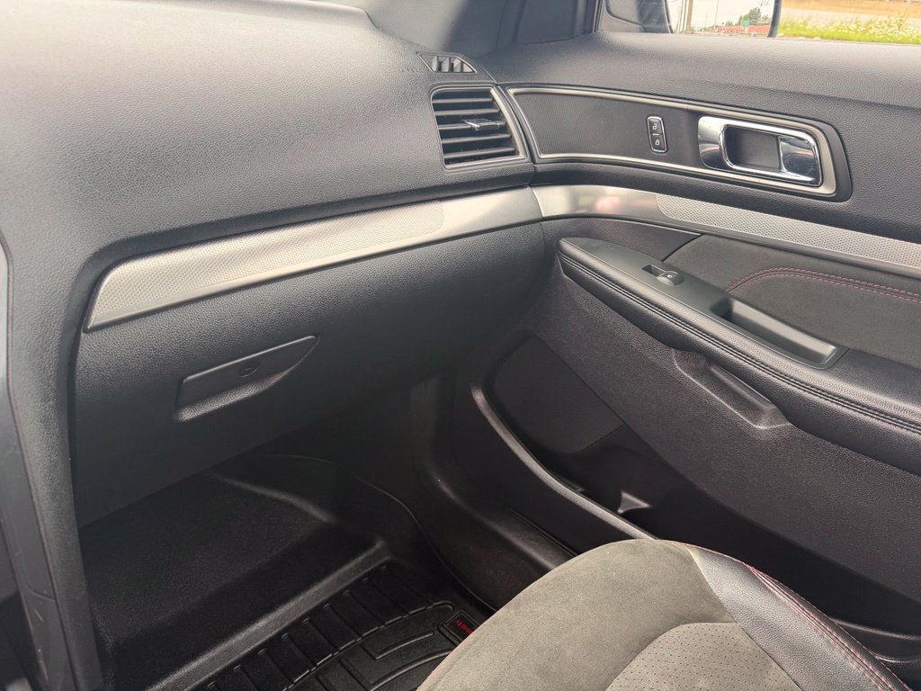 Used 2018 Ford Explorer XLT w/ Equipment Group 202A AWD/4WD image 26