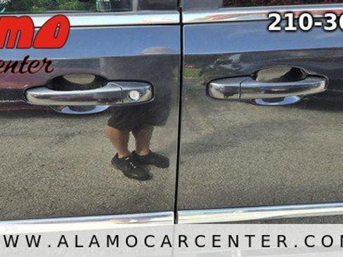 Used 2014 Chrysler Town & Country Touring FWD image 10