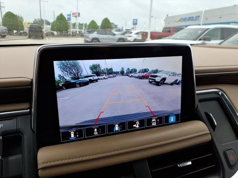 Used 2021 Chevrolet Suburban Premier AWD/4WD image 16