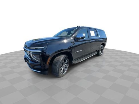 Used 2025 Chevrolet Suburban Premier AWD/4WD image 4