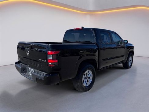 Used 2024 Nissan Frontier SV image 3