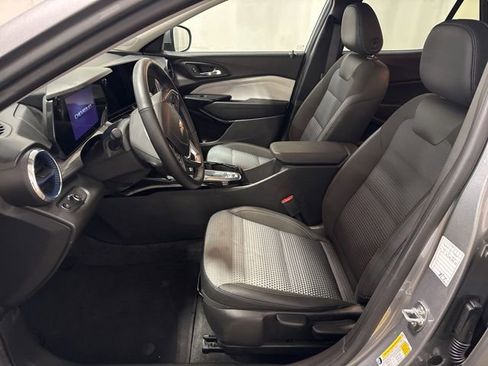 Used 2025 Chevrolet Trax LT w/ LT Convenience Package FWD image 8