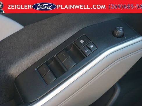 Used 2022 Toyota Highlander LE AWD/4WD image 31