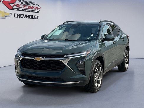 Used 2025 Chevrolet Trax LT FWD image 1
