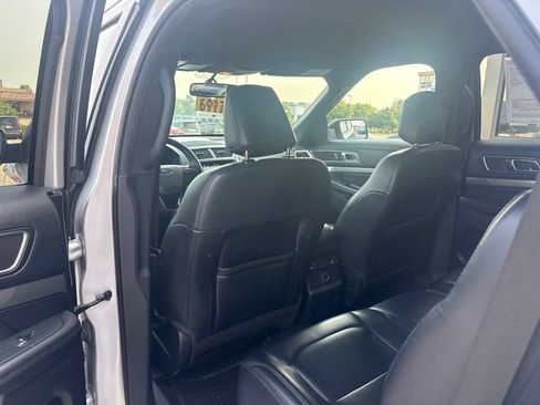 Used 2019 Ford Explorer XLT w/ Equipment Group 202A AWD/4WD image 33