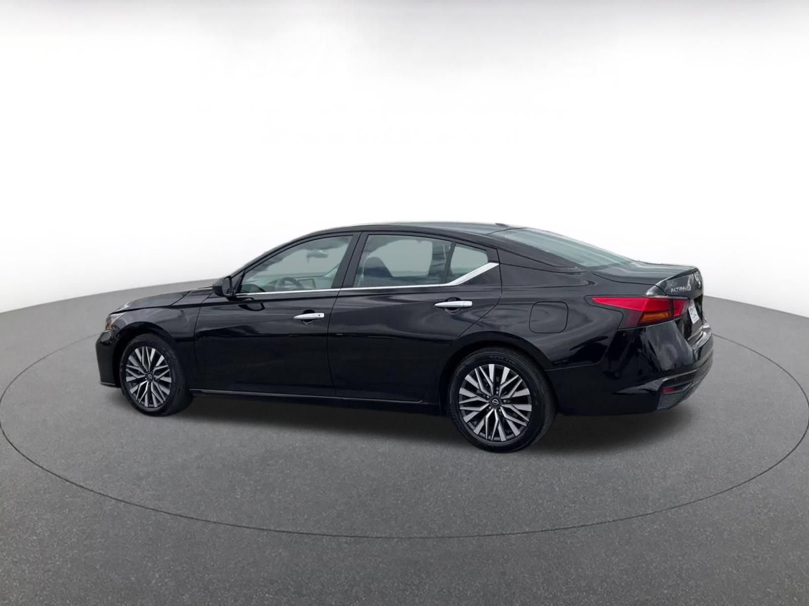 Used 2025 Nissan Altima 2.5 SV FWD image 9