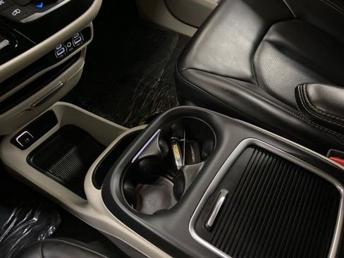 Used 2023 Chrysler Pacifica Touring-L FWD image 55