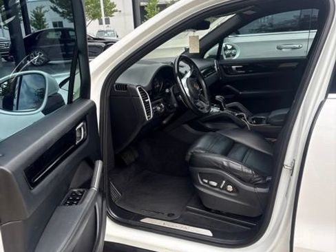Used 2020 Porsche Cayenne AWD/4WD image 2