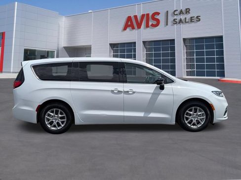 Used 2024 Chrysler Pacifica Touring-L FWD image 5