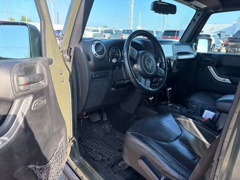 Used 2015 Jeep Wrangler Unlimited Rubicon w/ Connectivity Group AWD/4WD image 6