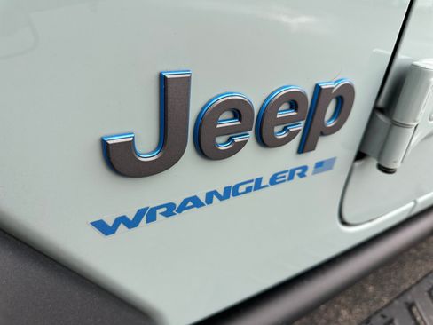 Used 2023 Jeep Wrangler Unlimited w/ Sun & Screen Package AWD/4WD image 34