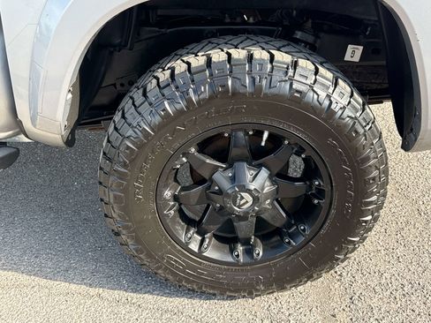 Used 2017 Toyota Tacoma SR5 w/ Tow Package AWD/4WD image 7