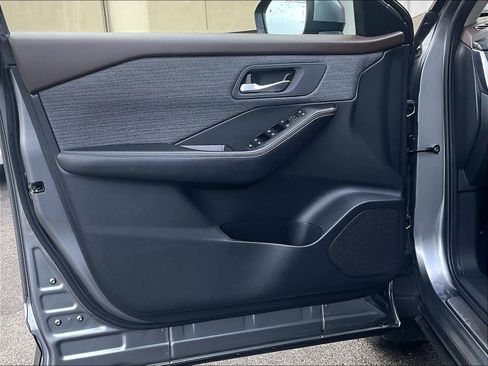 Used 2023 Nissan Rogue SV image 9