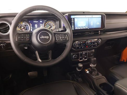 Used 2025 Jeep Gladiator Sport AWD/4WD image 2