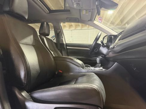 Used 2018 Toyota Highlander XLE AWD/4WD image 11