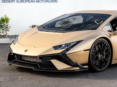 Used 2023 Lamborghini Huracan Tecnica image 2