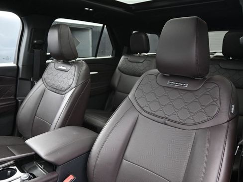 Used 2025 Ford Explorer Platinum w/ LUX Leather Package AWD/4WD image 12