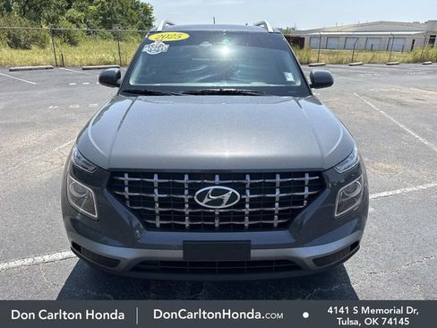 Used 2025 Hyundai Venue SEL FWD image 2