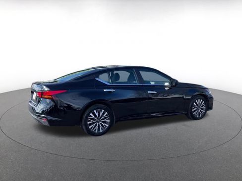 Used 2025 Nissan Altima 2.5 SV FWD image 12