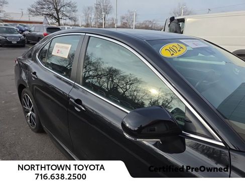 Used 2024 Toyota Camry SE image 3