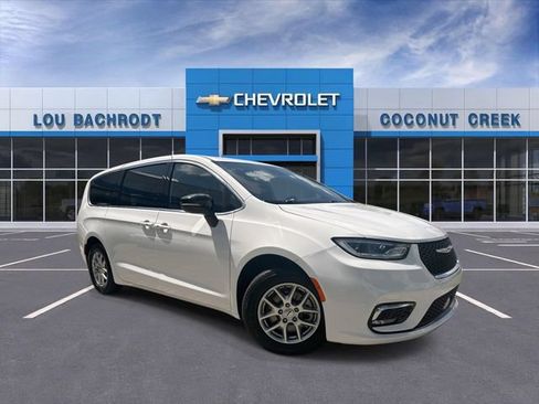Used 2024 Chrysler Pacifica Touring FWD image 1