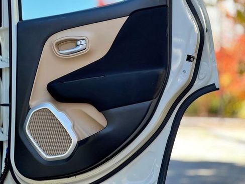 Used 2019 Jeep Renegade Latitude w/ UConnect 8.4 Nav Group image 20