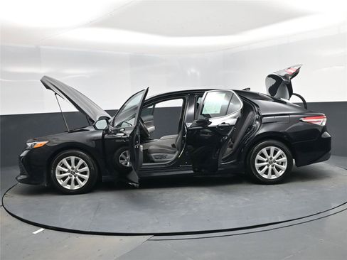 Used 2020 Toyota Camry LE image 28