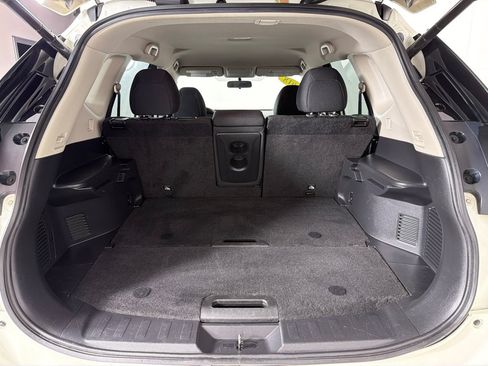 Used 2018 Nissan Rogue SV w/ Premium Package FWD image 18