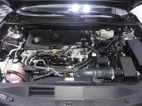 Used 2020 Toyota Camry SE w/ Sunroof Package image 12