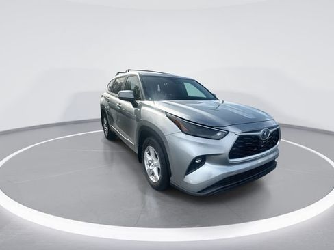 Used 2023 Toyota Highlander LE FWD image 2