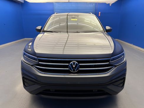 Used 2023 Volkswagen Tiguan SE w/ Panoramic Sunroof Package FWD image 3