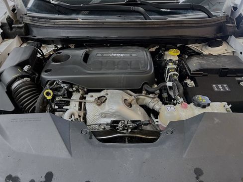 Used 2019 Jeep Cherokee Latitude Plus AWD/4WD image 29