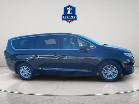 Used 2025 Chrysler Pacifica Select FWD image 9