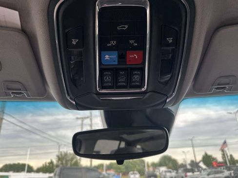 Used 2023 Jeep Grand Cherokee Limited w/ Black Appearance Package AWD/4WD image 27